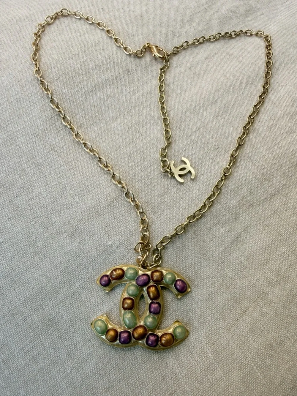 🤎CHANEL Gold-Tone CC Pendant Necklace with Mint, Purple & Bronze Accents✨ - Picture 4 of 11